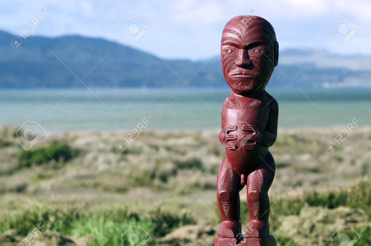 マオリの置物の木彫り。イチビキ　鋳物製　額　置物。の写真素材・画像素材 Image 43379552